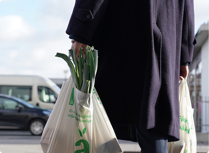 Kvinde med indkøbspose - hjælp til dagligvareindkøb