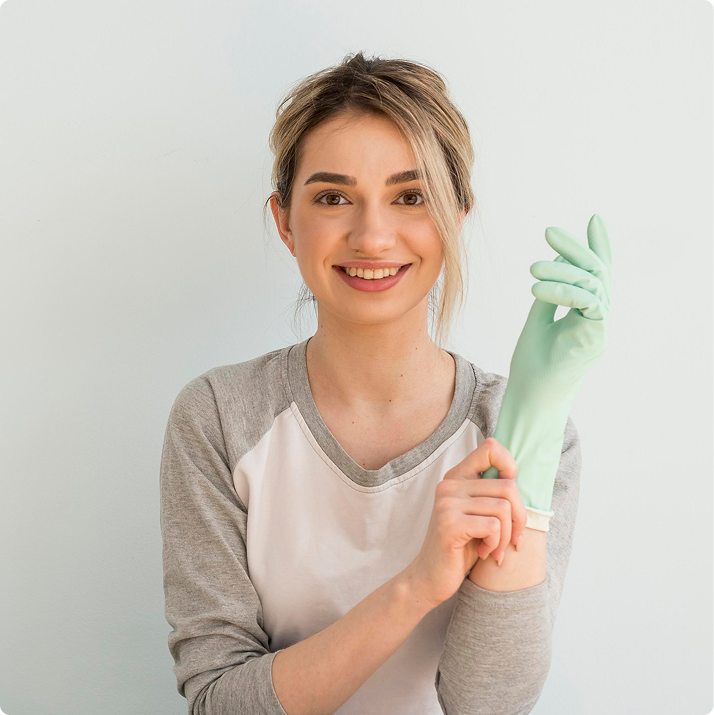 Rengøringshjælper med grønne handsker