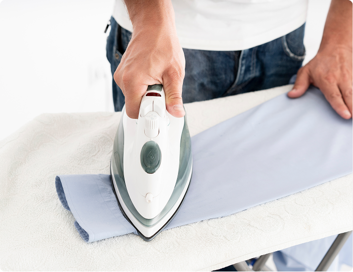 Hjælper stryger tøj